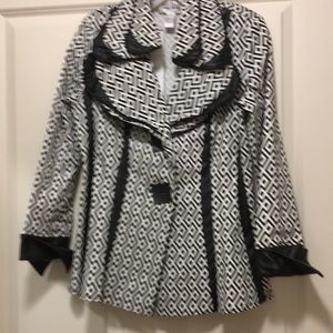 Beautiful women jacket  size 8, colors are black and white